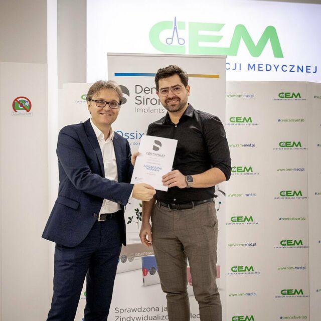 W ubiegły weekend lek. dent. Kamil Kikowicz, dzięki  @dentsplysirona.polska, miał okazję uczestniczyć w kursie prowadzonym przez dr Thomasa Hansera, wybitnego chirurga i wykładowcy.
Podczas dwudniowych intensywnych warsztatów doskonalił zaawansowane techniki regeneracji i przeszczepów kości oraz tkanek miękkich. 
Są to niezwykle ważne procedury, gdyż deficyty tych tkanek są główną przyczyną utraty zębów oraz braku możliwość wprowadzenia implantów, pozwalających na odtworzenie uzębienia. 
#chirugiastomatologiczna #implanty #szkolenia #rozwoj #stomatologia #dentysta #dentalimplants #dentalsurgery #dentist